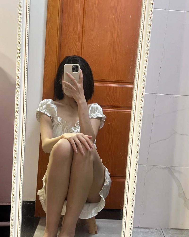 bạn nữ tóc ngắn ngồi tạo dáng tinh tế