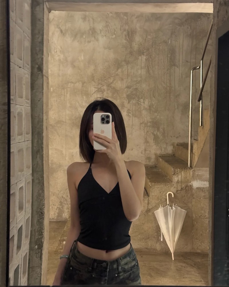 bạn nữ tóc bob tạo dáng ngoài hành lang