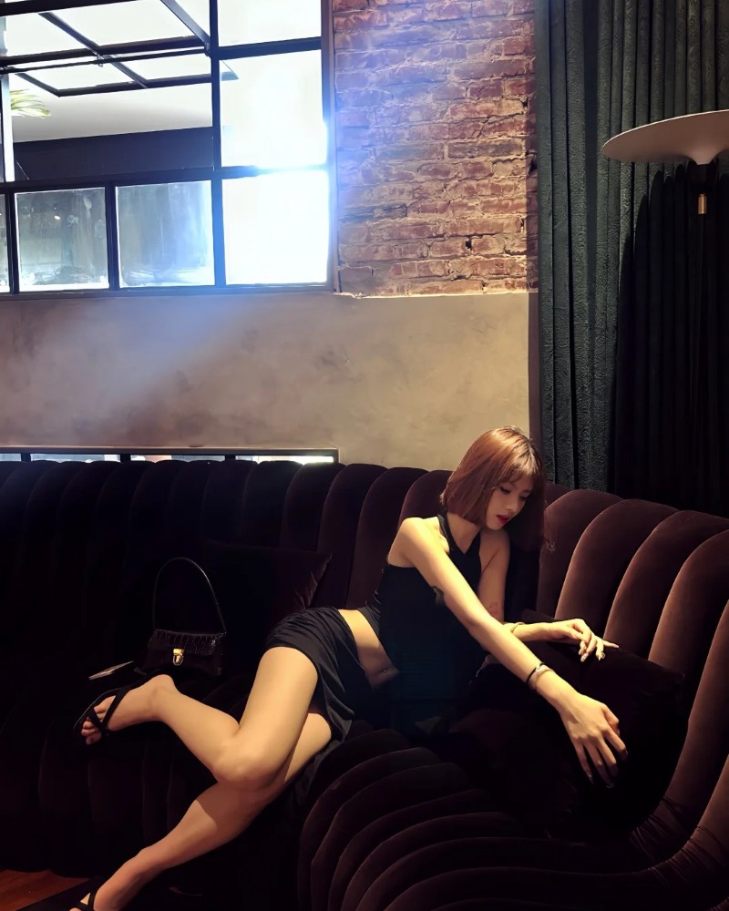 cô gái tóc ngắn pose quyến rũ trong quán