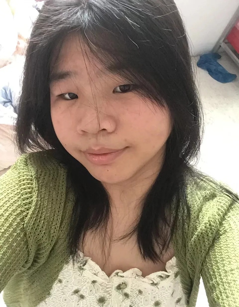 ảnh gái đeo kính đỏ tạo dáng “lầy lội”