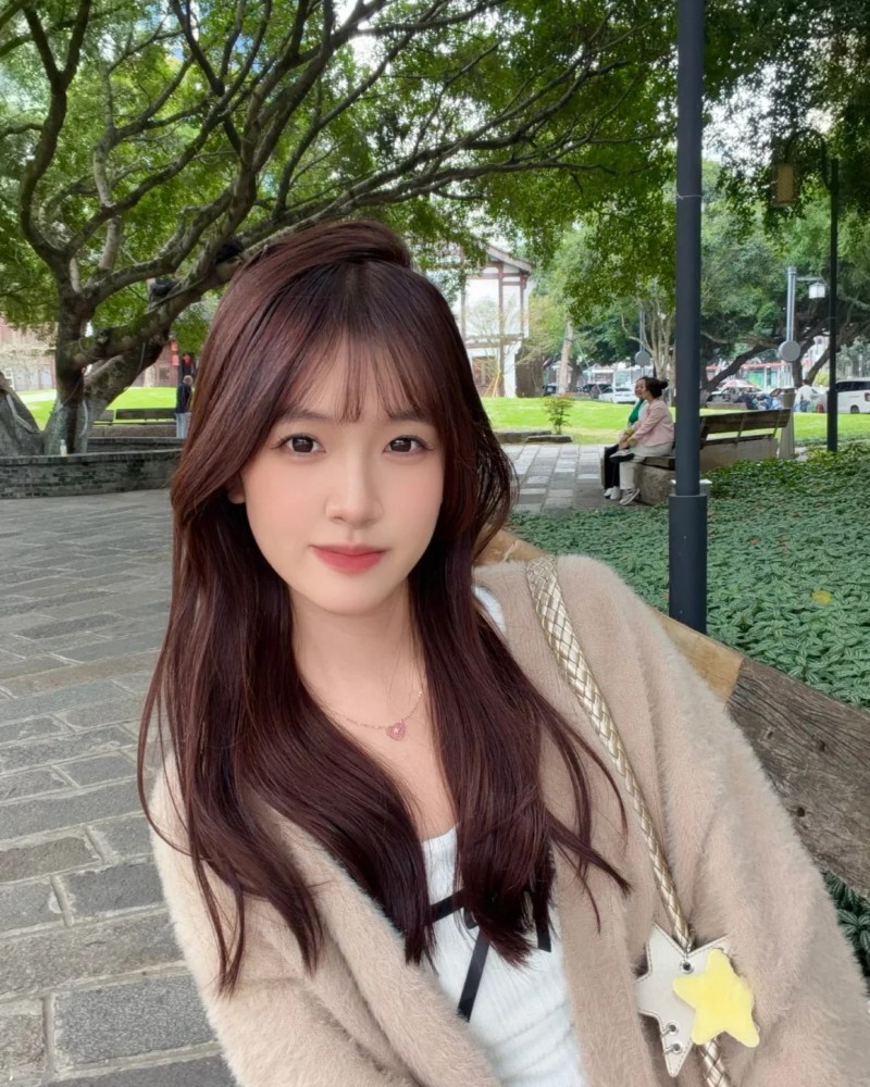 Gái Đẹp Nhất Thế Giới mái dài pose ngoài trời nhẹ nhàng