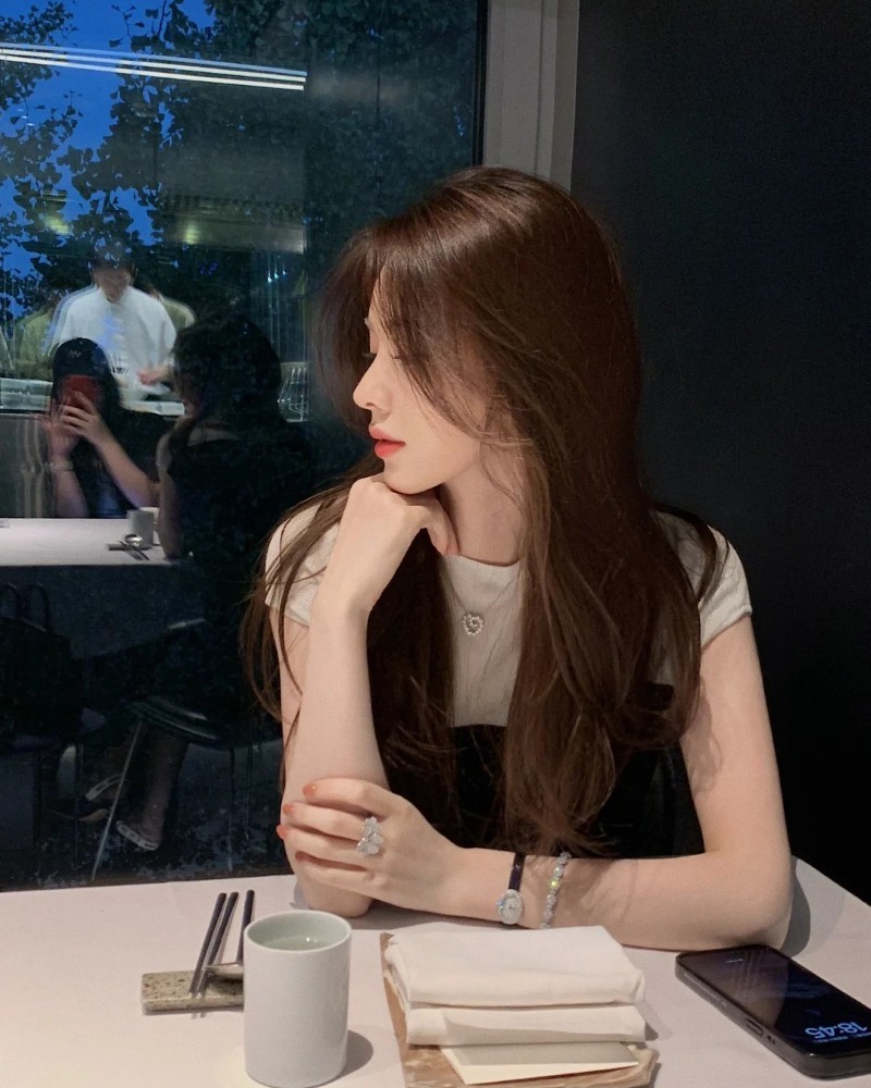 cô gái xinh đẹp ngồi ở quán ăn